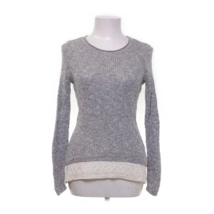 Grå ribbad tröja med spetsdetalj - Obs inte så varm! 💗