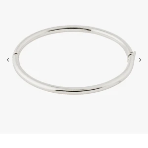Pilgrim armband silverpläterat  - Helt oanvänt silverpläterat armband från Pilgrim. Armringen har ett lätt klicklås! Säljer då det inte riktigt passade mig! Present låda medföljer❤️ Skriv för mer bilder!