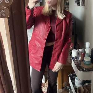 Vinröd skinnjacka!😍 - Säljer Snygg vinröd skinnjacka som liknar dem på bilden men bilderna är lånade från Pinterest! Skinnjackan jag säljer har ingen dragkedja utan stängs med knappar! Perfekt för en cool och stilren look. Jackan har en klassisk krage och en modern passform.😍🙌🏼 , jackan är köpt vintage i Danmark🥰🙌🏼