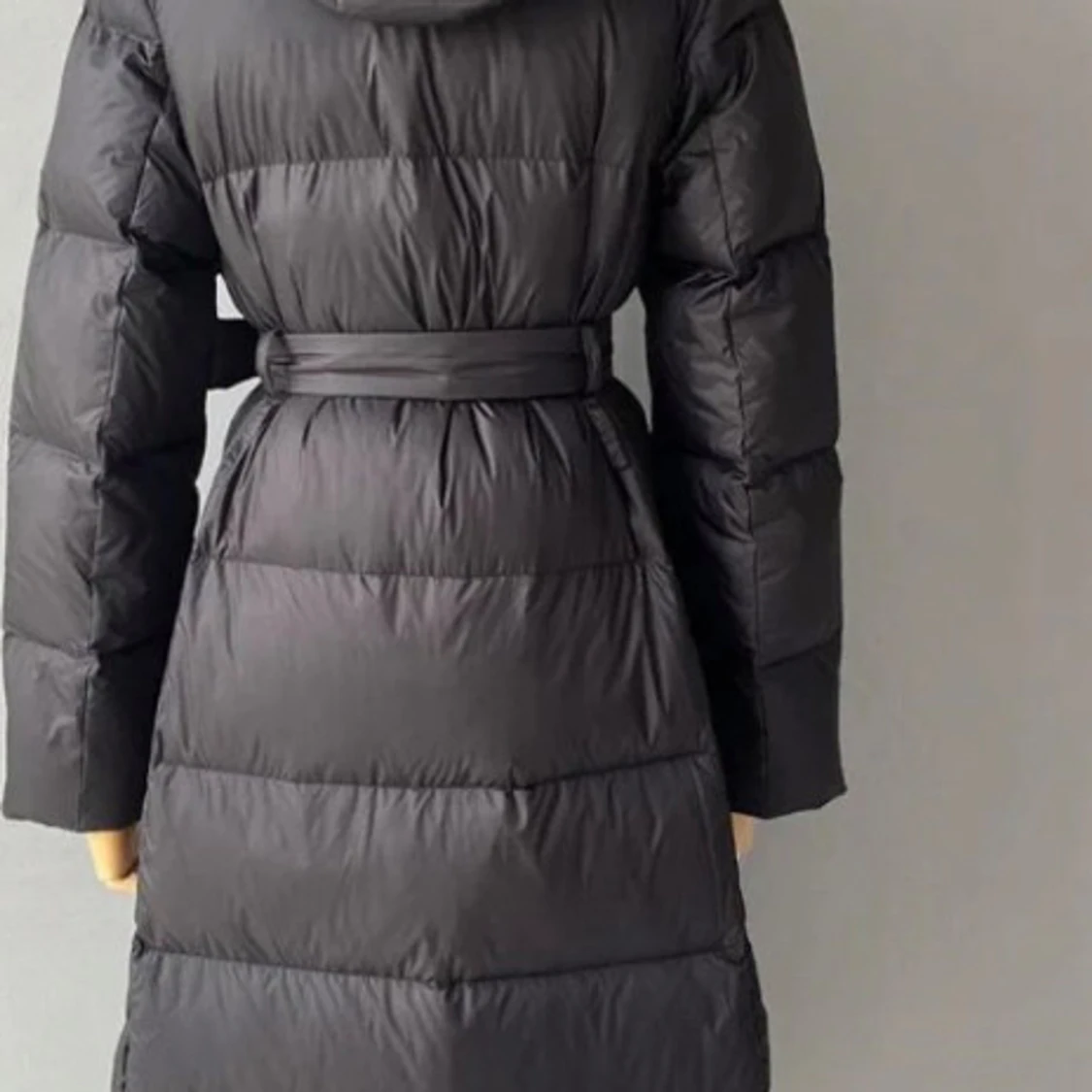 Svart dunjacka med bälte - 2