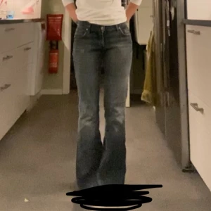 Lågmidjade jeans - Säljer mina supersnygga Lågmidjade jeans då dem inte kommer till användning, superbra skick utöver en liten slitning i slutet av jeansen. Hör gärna av dig vid frågor!!💕 