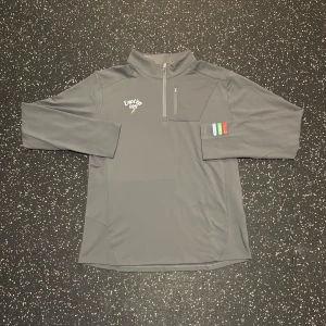 Golf tröja - Denna golftröja är både jätte skön och tillverkad av högkvalitativt material. Den erbjuder en perfekt passform som gör att du kan röra dig fritt, samtidigt som den andas och transporterar bort fukt. Tröjan är lätt att tvätta och behåller sin form och färg. Med sin stilrena design är den perfekt både för golfbanan och vardagsbruk. Satsa på komfort och stil med denna fantastiska golftröja!