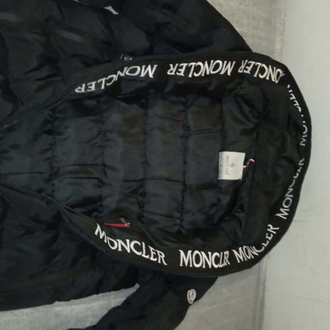 Svart dunjacka från Moncler
