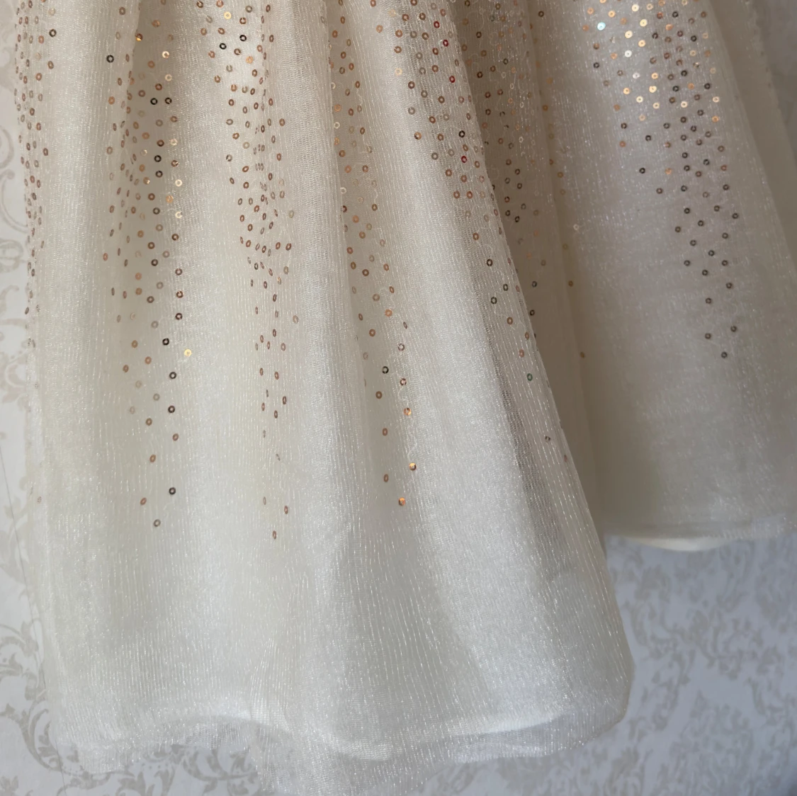 Vit ”Frozen” klänning med glittrig kjol - H&M - 4