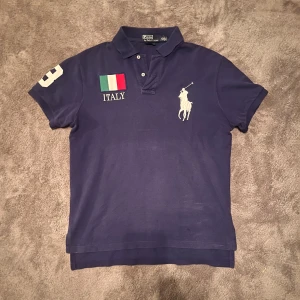 Ralph Lauren Italy pike - Tja, säljer denna sällsynta Ralph lauren polon. Perfekt för sommaren och funkar som casual och lite mer uppklätt. Cheif keef polo med Italen flagga och nummer 3, skriv gärna för mer frågor eller mått😁