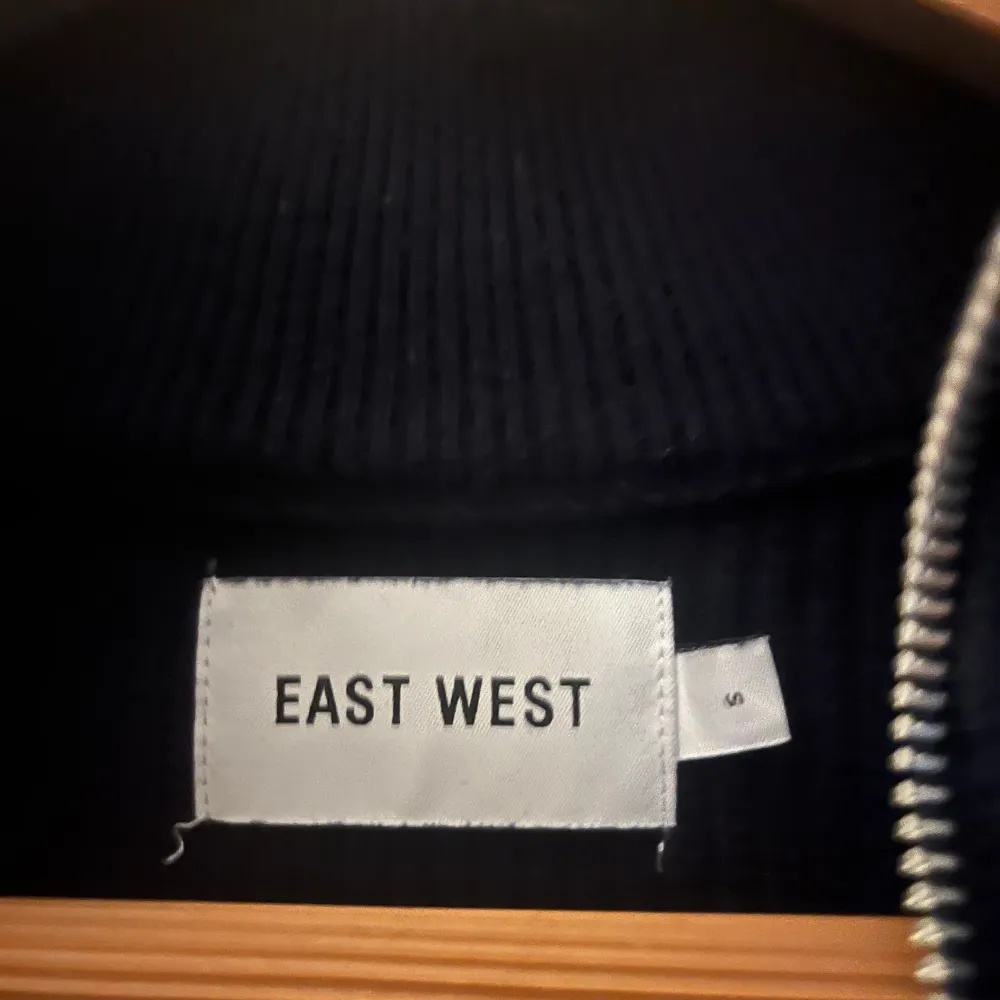 Tjena! Säljer en riktigt snygg mörkblå stickad fullzip från East West | Skick: Väldigt Bra | Storlek:S | Nypris: 899 | Mitt pris: 599kr| Hör av dig vid minsta fundering🙌. Neuleet.
