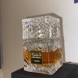 Lattafa Khamrah - Säljer Lattafa Khamrah som har ca 55% kvar, köpt för 600kr när den va helt ny.