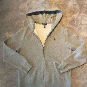 Polo Ralph lauren zip hoodie - Säljer nu denna feta Ralph lauren tröja i färgen grå. Den är använd EN gång och är i helt nyskick (inga defekter alls), säljer för att den inte passar mig. Storlek XL barn men passar även XS/S. Riktigt snygg tröja nu för våren och sommarn. Nypris 1250 kr. Vid frågor eller funderingar hör av er! 