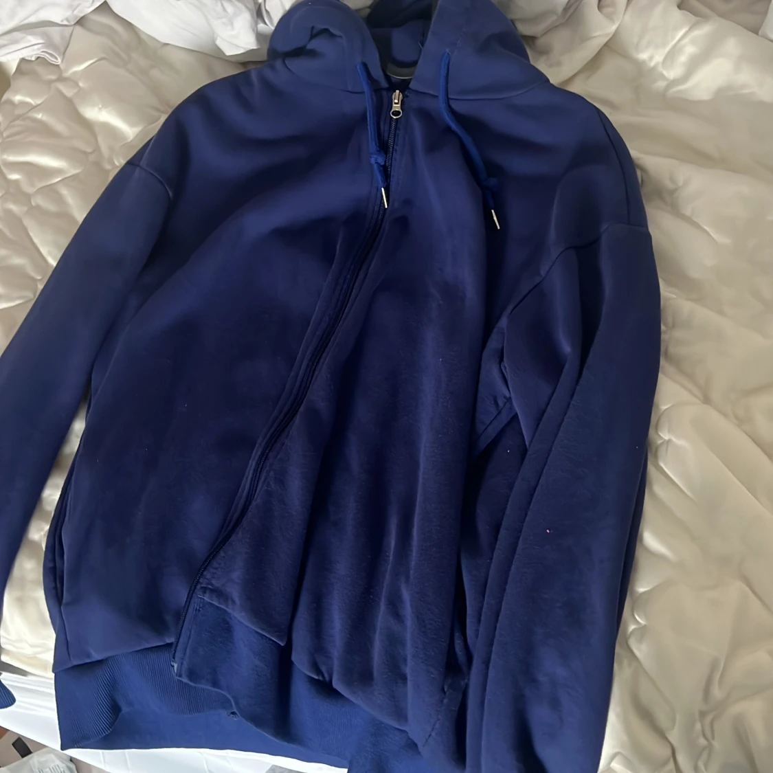 Mörkblå hoodie med dragkedja