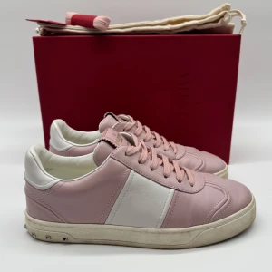 VALENTINO FLYCREW - Valentino flycrews - Skick: 9,5/10 - Tillbehör: Allt, Box Dustbag, extra snören, kort - Storlek 37 - Nypris ca 8000 - Går ej att få tag på nya - Deluxecloset