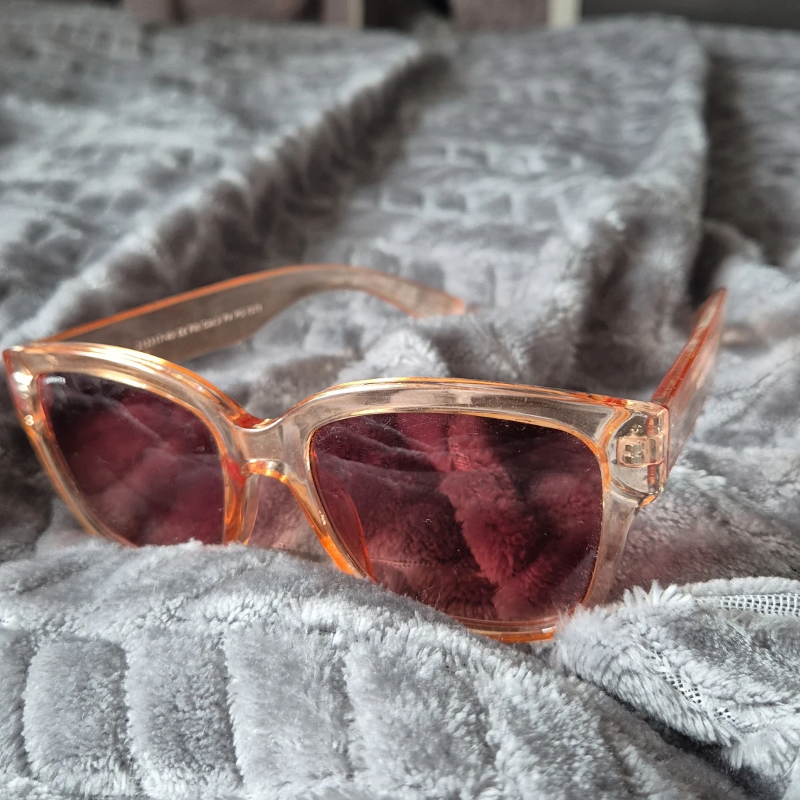 Transparenta solglasögon med orange ton