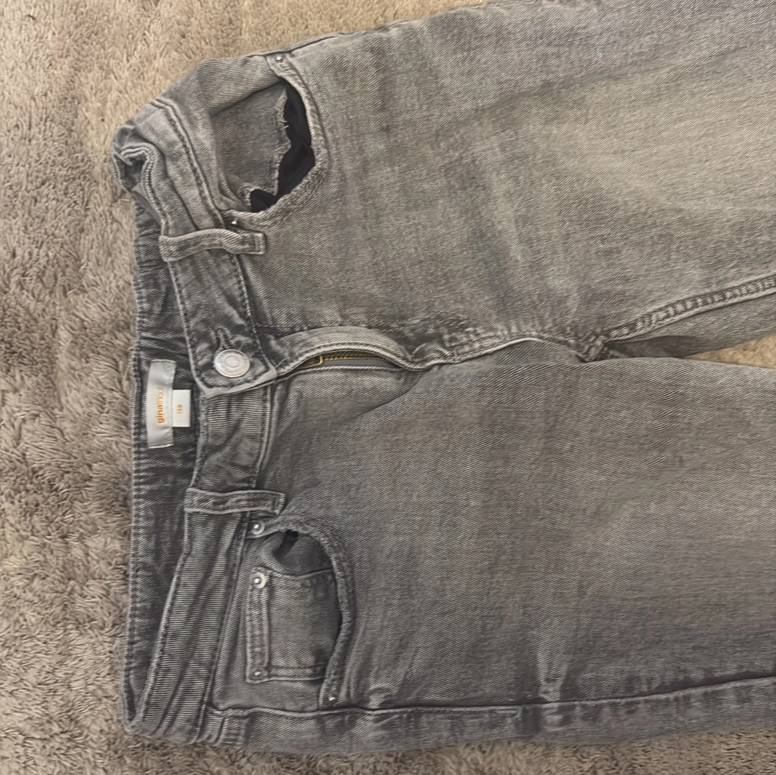 Grå bootcut jeans från Gina Tricot - 1