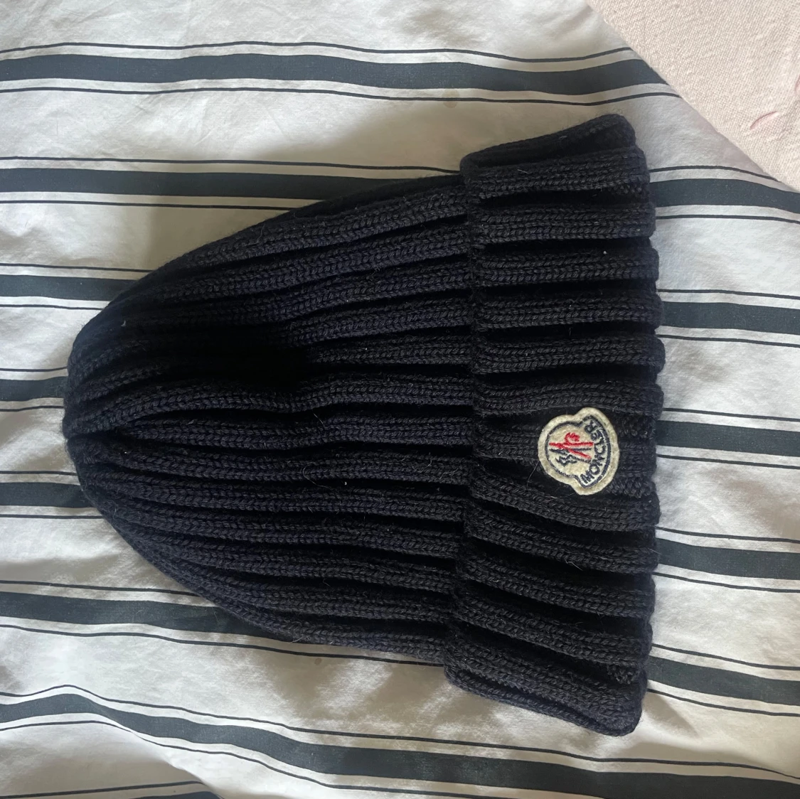 Svart ribbad mössa från Moncler