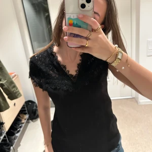 Svart spetsblus - Säljer en elegant svart blus med fin spetsdetalj vid halsringningen och över axlarna samt del av  rygg 💞 i storlek S, inga defekter ! Skriv vid frågor 💞
