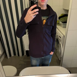 Massimodutti cardigan - Säljer en Massimodutti cardigan i fint skick, säljs inte längre så svår att få tag på | Storlek: M (modellen på bilden är 183 cm lång) | Hör av dig vid ytterligare frågor🌟