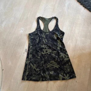Lululemon linne - Träningslinne från lululemon. Inga defekter. Avklippt storlekslapp men skulle gissa på large ev medium.