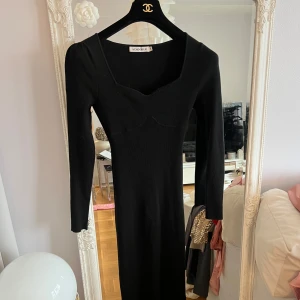 Adoore  - Adoore Roma dress, ett sample där av lite trådigt på vänster sida byst på överkanten. Inget man tänker på 