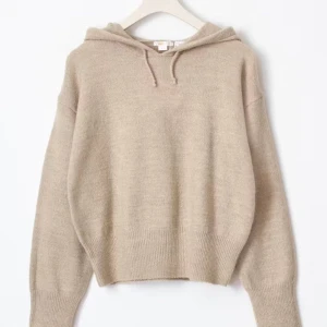 Beige stickad  hoodie - Mysig grå stickad hoodie. Super snyggt basic plagg med fina detaljer- ribbade muddar vid ärmslut och nederkant.  Ordpris: 249 Knappt använd, har inga tecken på användning, kontakta mig om du vill ha bilder på den irl eller har några frågor. Den är i 170 på Gina Young men skulle säga att den passar lite oversize på mig som har XS och mer fitted på en S 