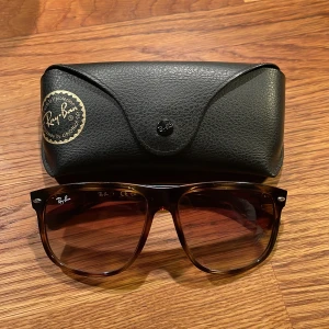 Ray-Ban Boyfriend  - Ett par sköna Raybans som passar till vilken outfit som helst och helt perfekta till sommaren. Glasögon har endast några repor som knappast syns. Storleken är 60 och om du har några funderingar så är jag snabb på att svara