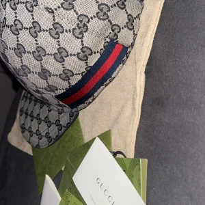 Gucci keps  - Blå gucci canvas keps i strl L riktigt snygg och i bra skick. Sällsynt modell hör av er vid frågor.