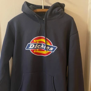 Dickies Icon Logo Hoodie - XL - Dickies - blå huvtröja med Iconlogga. Lite använd, fint skick. Stl XL. Rök- och djurfritt hem.