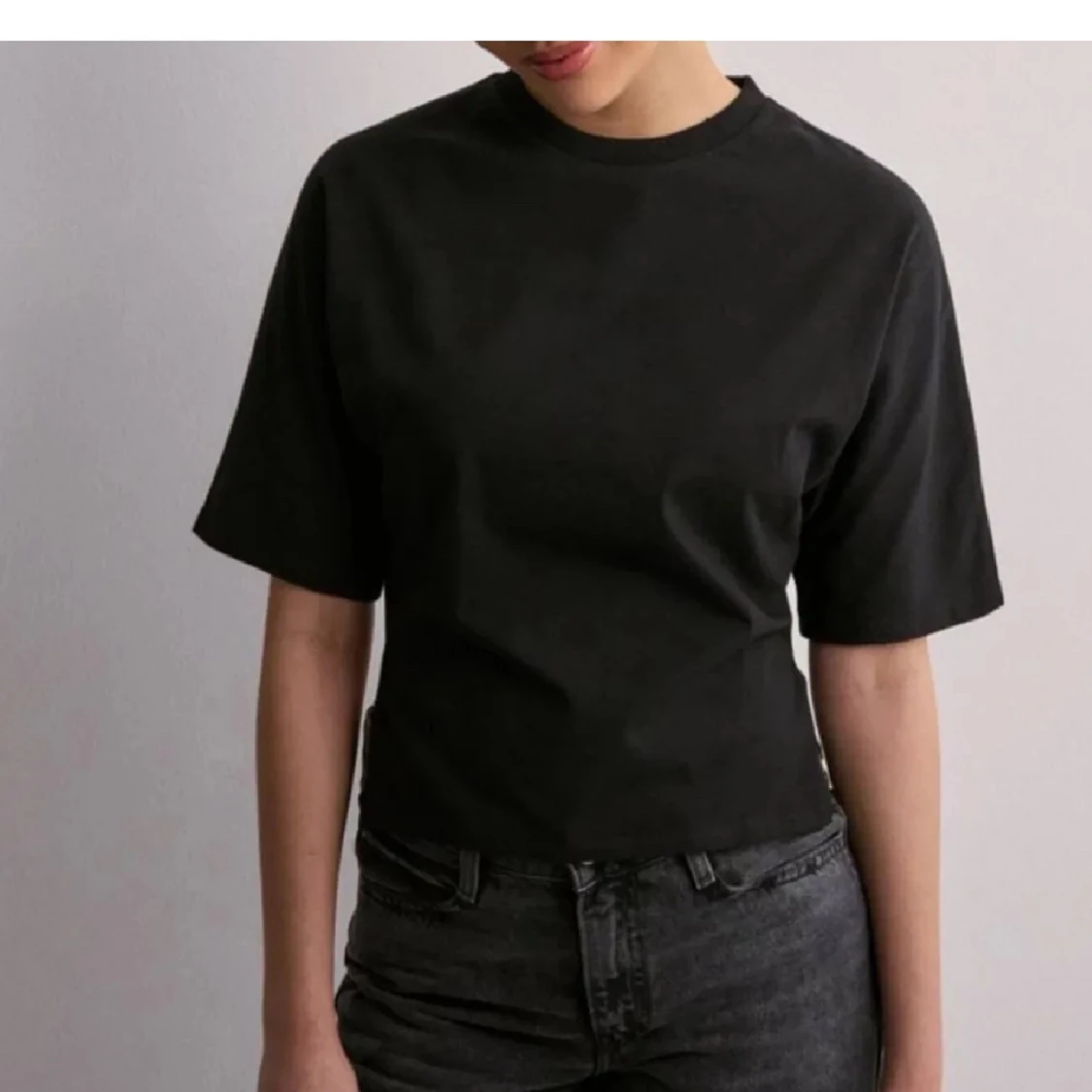 Svart kortärmad topp med knyt - 1