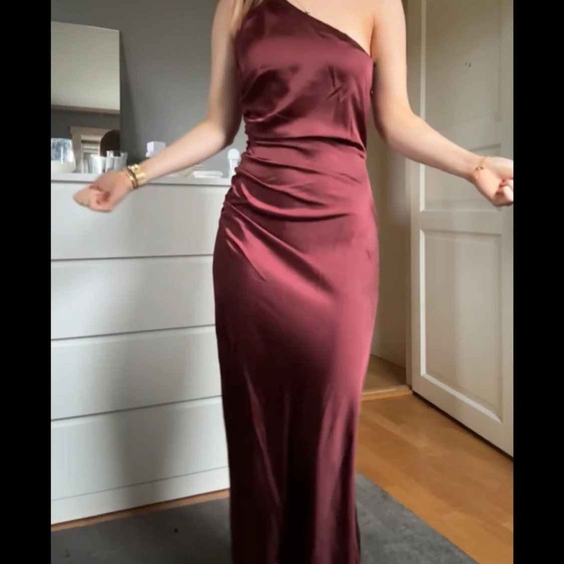 Vinröd one shoulder balklänning - 2