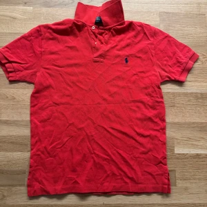 Polo Ralph lauren pike - Väldigt fin piké från polo ralph lauren! Skick 9/10 inga skador! Storlek: S (Äkta vara) hör av er vid fler frågor och funderingar!