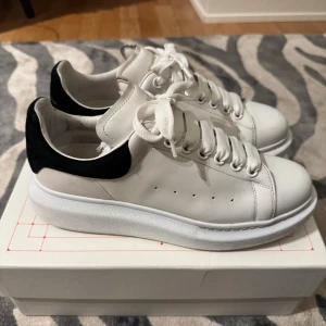 Alexander McQueen - Snygga vita sneakers från Alexander McQueen. Använda men väldigt fint skick som ni ser på bilderna. Unisex, storlek 40 🤝