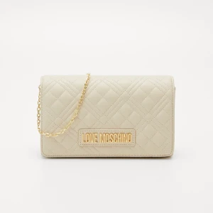 Beige quiltad axelväska från Love Moschino - Snygg beige axelväska från Love Moschino med quiltad design och guldfärgad kedja. Väskan har en elegant logotyp på framsidan och stängs med magnetlås. Perfekt för att ge din outfit en lyxig touch.