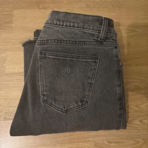 Grå jeans från Abrand Jeans - Super snygga låg midjade grå jeans från Abrand Jeans (A’99 low straight) storlek 27/AU 9 eller också s-m beroende på hur man vill att dem ska sitta🤗 Helt nya utan prislapp aldrig använda, säljer för att dem inte passa!💗🥰 midjemått: 38cm, innerbenslängd 80cm😁original pris:1000kr