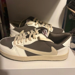 Jordan 1 low X Travis Scott - Helt nya & oanvända 