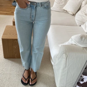 Weekday row sing blue jeans  - Mina favorit jeans från Weekday (Row Sing Blue modell) som inte finns att köpa längre. Tyvärr alldeles för små och för korta för mig därav att jag säljer jeansen. Storlek 25/30. Är 170 cm lång för referens 💙✨