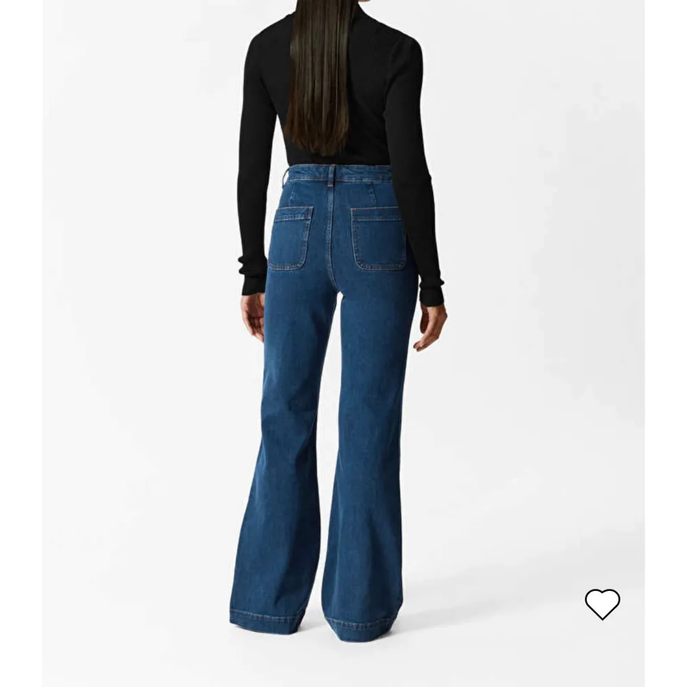 Såå fina jeans från & other stories i storlek 25💕 Köpta för 890 kr och använda en del men i superfint skick:). Jeans & Byxor.