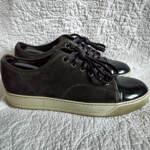 Lanvin dbb1/ cap toe - Dem är storlek 7 vilket motsvarar 42/43 ljuset på bilden blev konstigt så sulan ser smutsig ut men den är vit.. det finns inga repor på tån, och moccan har jag rengjort med shoehero👍🏻.. pris: 1799kr inget prutande, byten kan accepteras, Bild!
