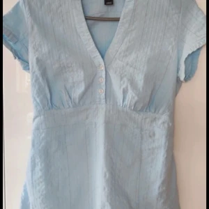 Skjorta/topp  - Så snygg topp/figursydd skjorta som man kan knyta baktill