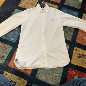 Ralph Lauren skjorta 👔  - Snygg och en perfekt skjorta för vintern och i bra kvalitet och är custom fit och är en klassisk och stilren och jag sälja Dena skjorta för de bra priset 299 om du vill diskutera pris eller vill ha mer bilder fråga bara mvh Theodor 