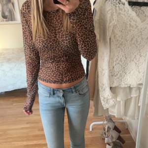 Mesh tröja ifrån bikbok i leopard mönster den är i storlek xs. Bra skick inga skador.💕