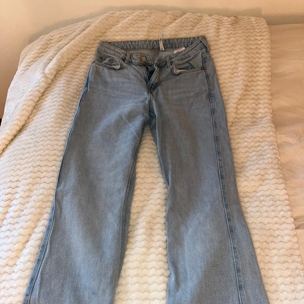 Jättefina jusblåa jeans från weekday mid waisted liten defekt på bakfickan osäker om den går bort vid tvättning . Jeans & Byxor.