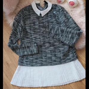 Svartvit långärmad klänning med vit krage - Säljer en superfin svartvit klänning med långärmad design och en chic vit krage. Klänningen har ett unikt mönster och en plisserad vit nederdel som ger en snygg kontrast. Perfekt för både vardag och fest!