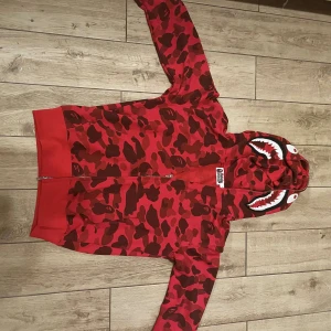 Bape hoodie  - Bape hoodie i skick 9/10 inte använt så mycket perfekt nu eftersom de börjar bli kyligare 