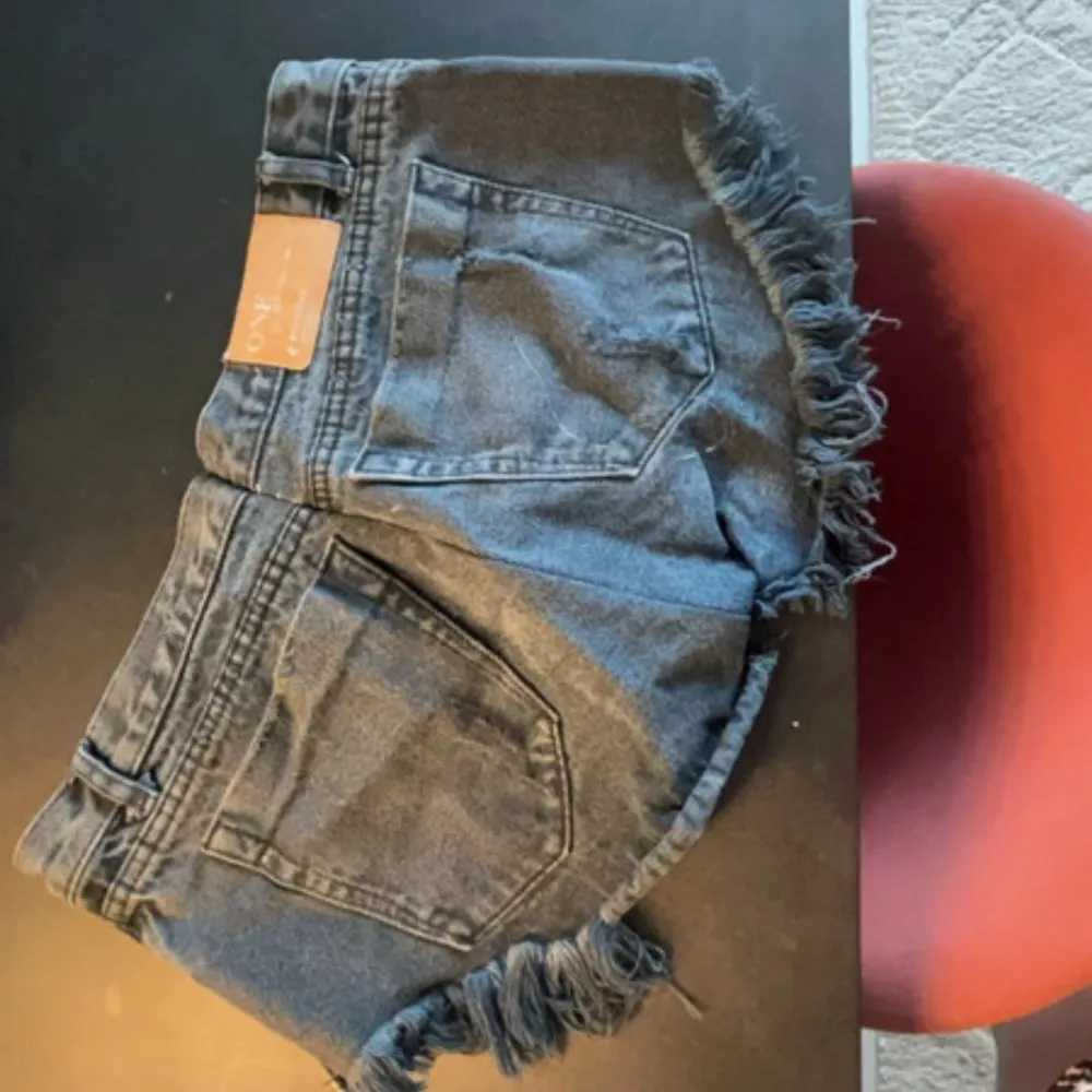 Köpta på vinted. Säljer vidare eftersom de va för stora. Bilderna är lånade. Sydda för att de ska bli mindre, kolla bild 4. Nypris 1300kr. . Shorts.