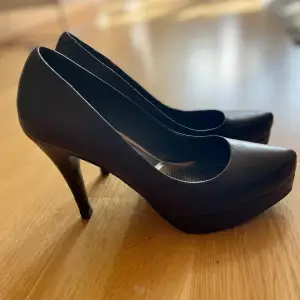 Fina pumps från Tiger of Sweden i skinn🖤🧡Fint skick! Storlek 39. Klack 11 cm.