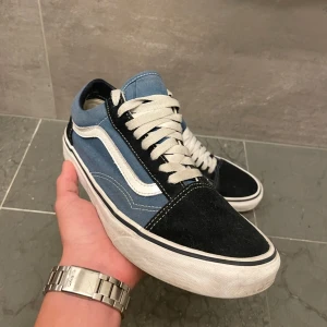 Vans - Säljer dessa sjukt fräscha Vans skor i storlek 40. Sick 9/10!! Kan gå ner i pris vid snabb affär. Hör av dig vid minsta fundering!!💯