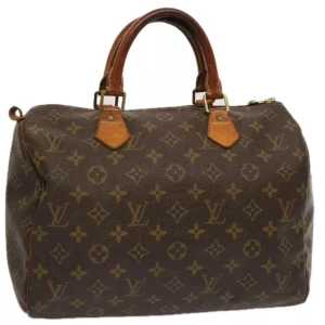 Louis Vuitton Speedy 30 - Louis Vuitton Speedy 30. Ett måste i väskkollektionen! Bra storlek för både vardagsbruk och resor. Perfekt att använda som skol-/arbetsväska. Speedy ger en touch av lyx och stil till varje outfit.