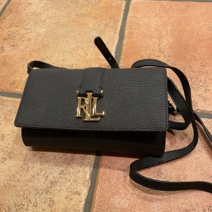 Ralph Lauren väska  - Svart Ralph Lauren väska. Mycket fint skick.