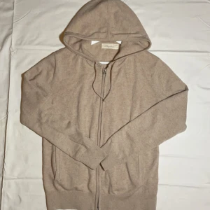  Kashmir zip tröja/hoodie  - En beige 100% Kashmir zip tröja ny skick aldrig använd storlek xs säljer för endast ‼️899kr‼️ 