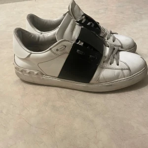 Valentino open skor  - Tjena! Säljer nu dessa feta valentino open skor i storlek 43, om mer bilder eller frågor kom privat.