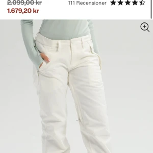 Burton täckbyxor  - Vita burton täckbyxor i storlek S, går att spänna i midjan. Endast använda en gång. Säljer pga att de inte används. Vid prisförslag eller frågor så hör av dig. Köpta för 2099kr