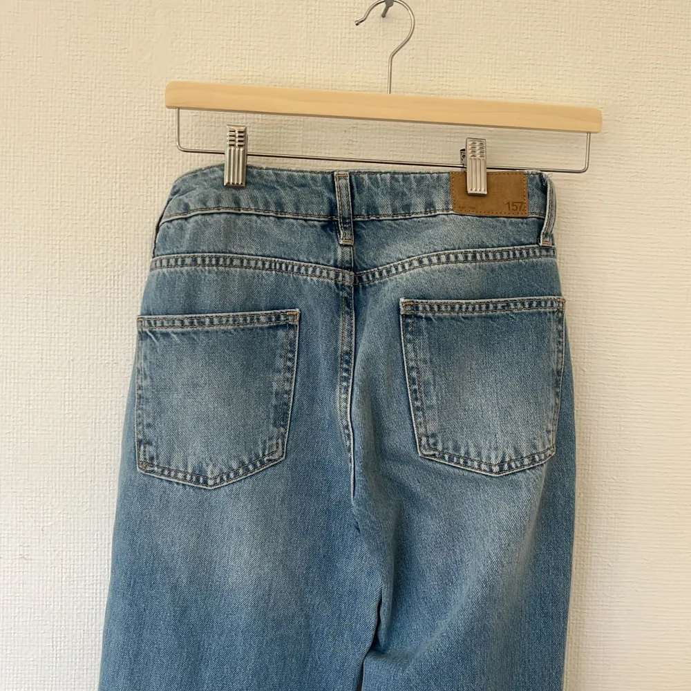  Snygga raka ganska låg midja lager jeans. Använda två gånger. Jeans & Byxor.